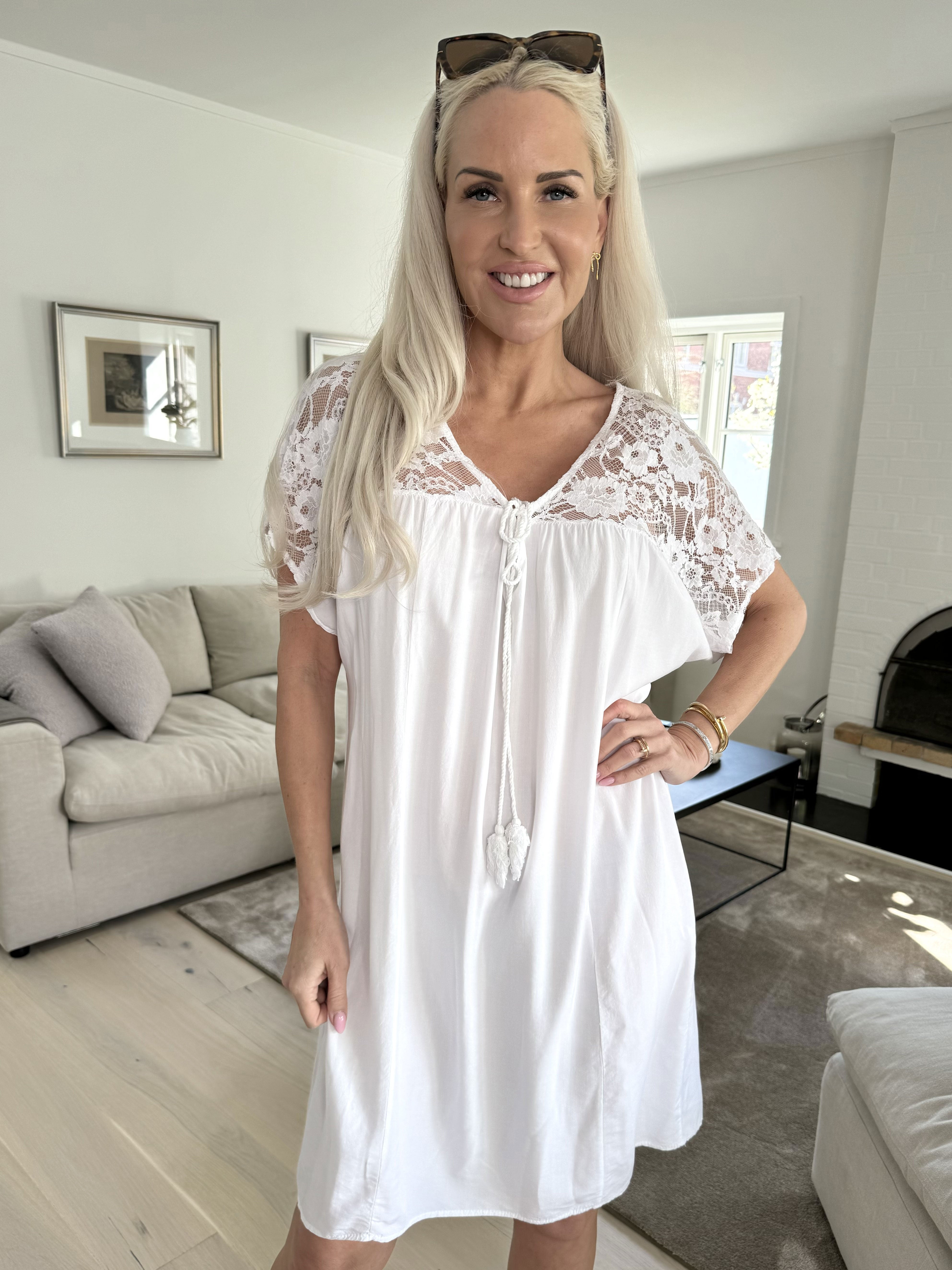 Martina - Söt klänning med spetstopp